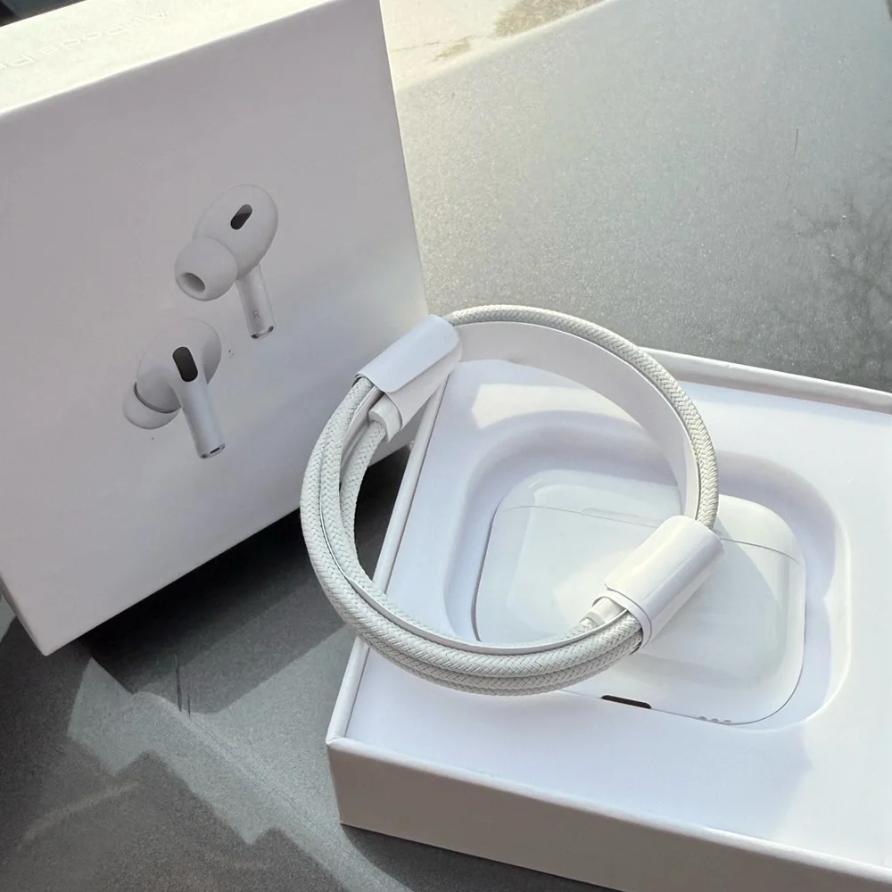 Apple White Wireless Earbuds with Charging Case